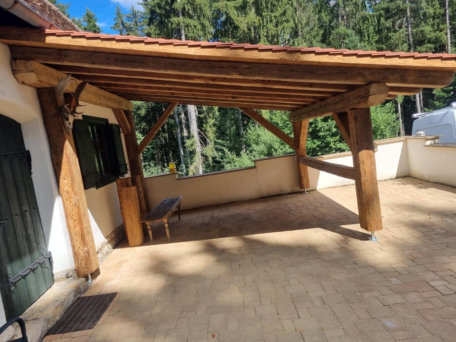 Terrassenüberdachung aus Altholz